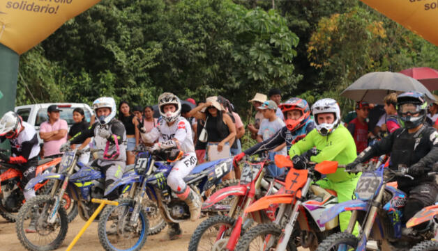 COMPETENCIA GUALAQUIZA CONTAMOS CON LA PARTICIPACIÓN DE MÁS DE 200 MOTOCICLISTAS EN ESTA PISTA EMBLEMÁTICA